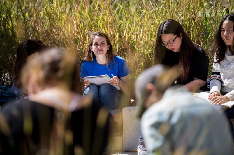 在春季和秋季，学生们在桑格科学中心附近的花园里参加户外课程.